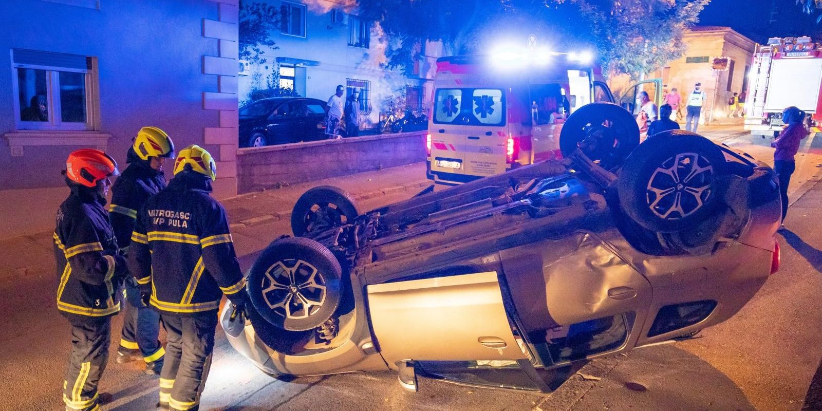 Pula: Dvije osobe ozlijeđene u sudaru kada je automobil završio na krovu
