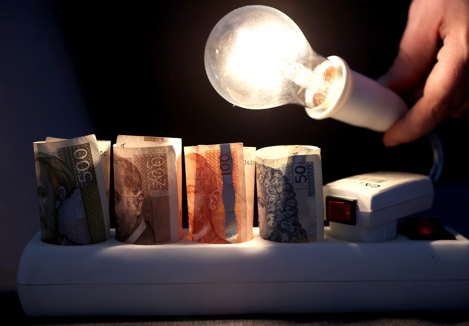 Poskupljuje električna energija