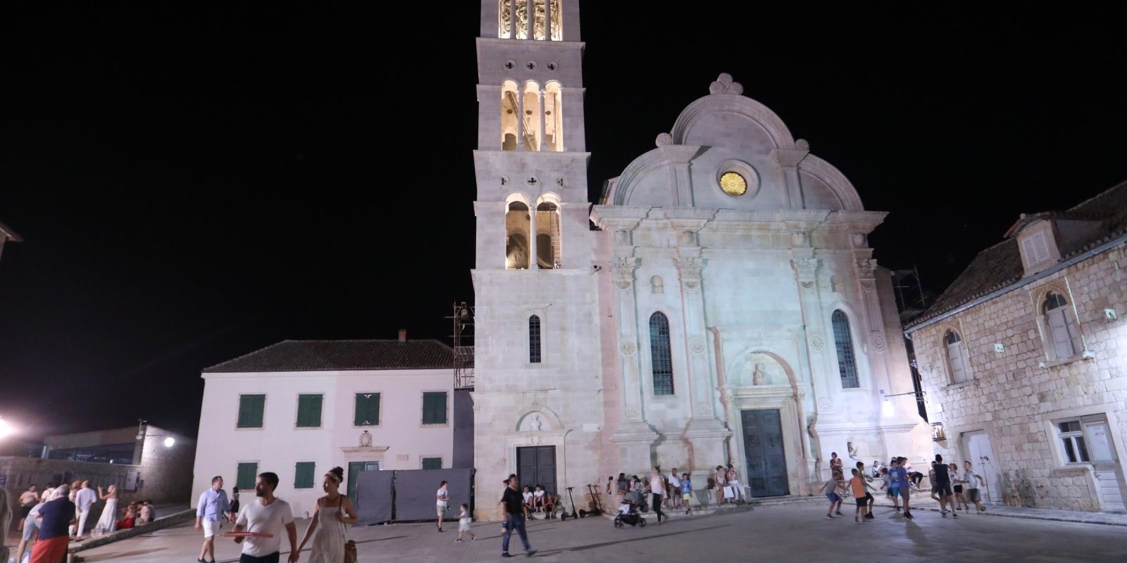 Gužve na ulicama Hvara tijekom turističke sezone noću