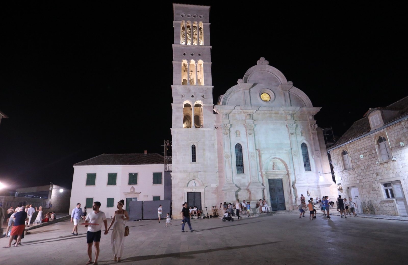 Gužve na ulicama Hvara tijekom turističke sezone noću
