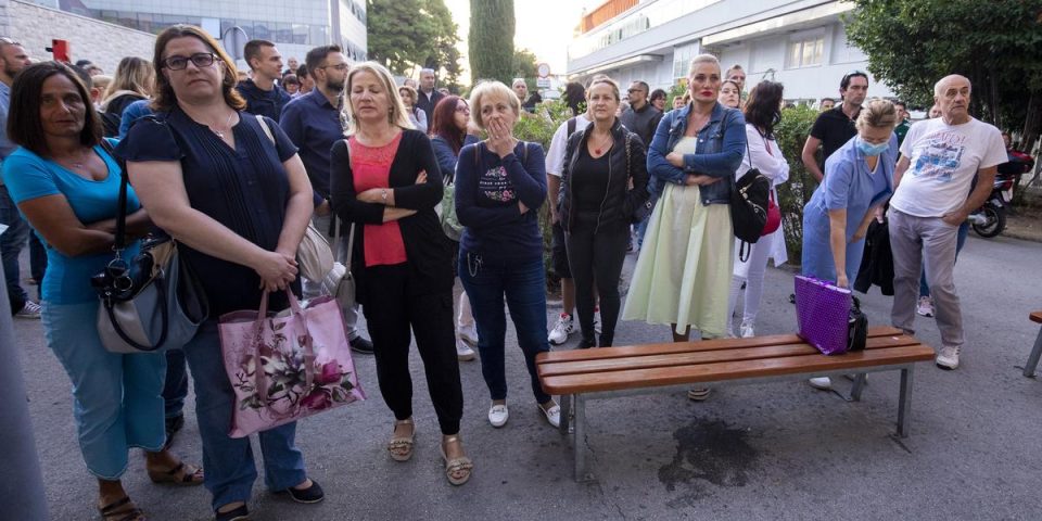 Split: Ispred KBC Split odrzan prosvjed podrske zdravstvenim radnicima
