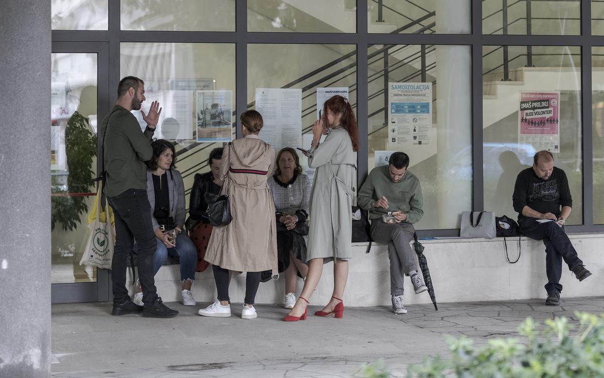 Split: Treći dan prosvjeda zbog cijepljenja i testiranja ispred Centra za socijalnu skrb