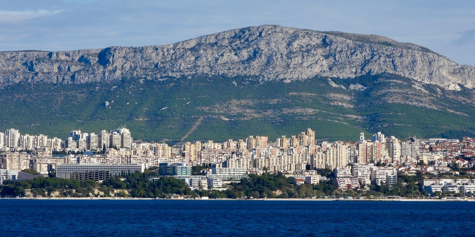 Split: Pogled na stambene zgrade s trajekta