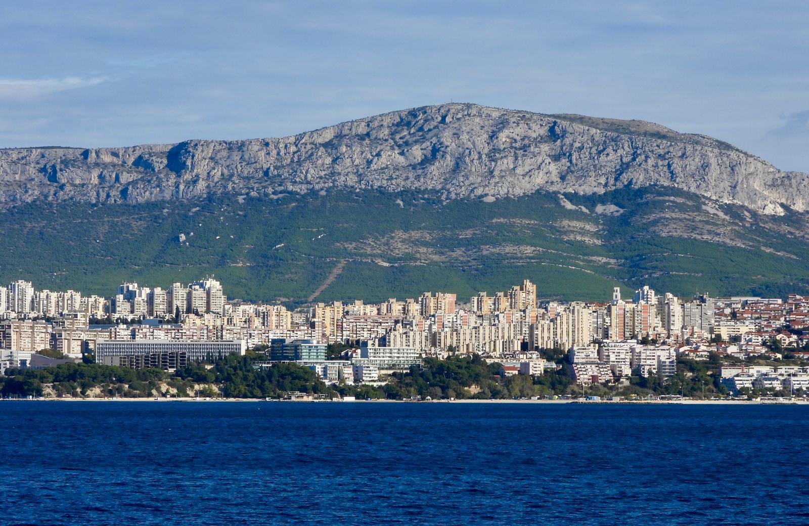 Split: Pogled na stambene zgrade s trajekta