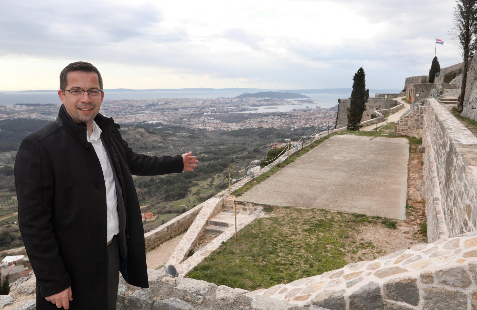 Potpisan ugovor o gradnji ljetne pozornice na Tvrđavi Klis