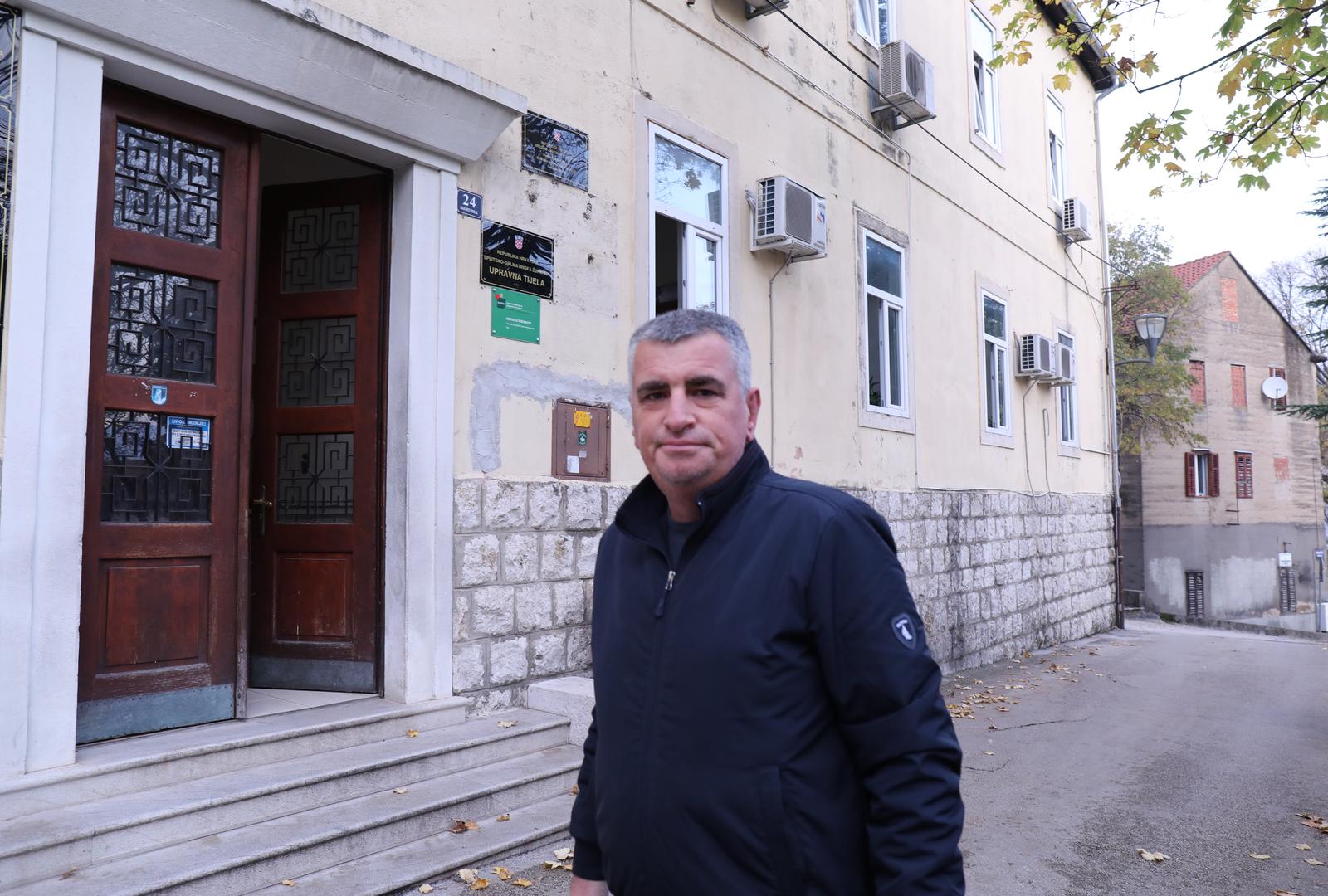 Djelatnici i korisnici sinjske gradske uprave dolaze na posao nakon uvođenja covid mjera