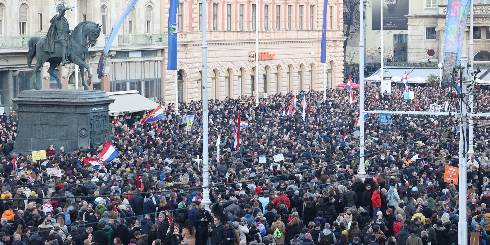 Pogled iz zraka na veliki prosvjed u Zagrebu protiv COVID potvrda koji je okupio tisuće prosvjednika