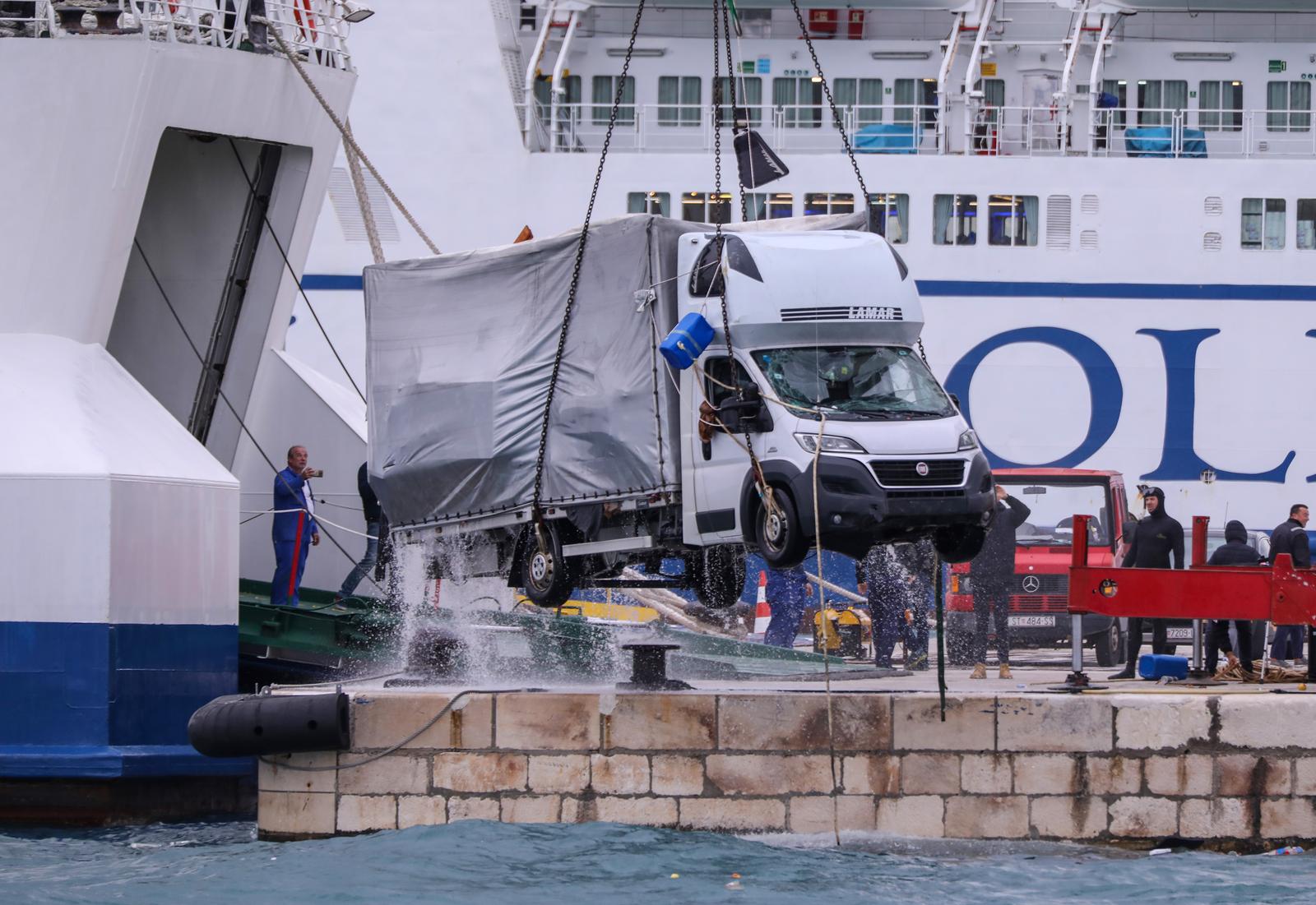 Split: Izvlačenje kamiona koji je sinoć upao u more