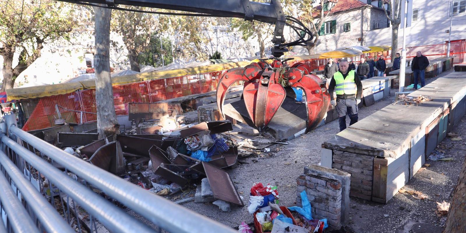 Split: Rušenjem i uklanjanjem betonskih elemenata počeli radovi na uređenju gradske tržnice