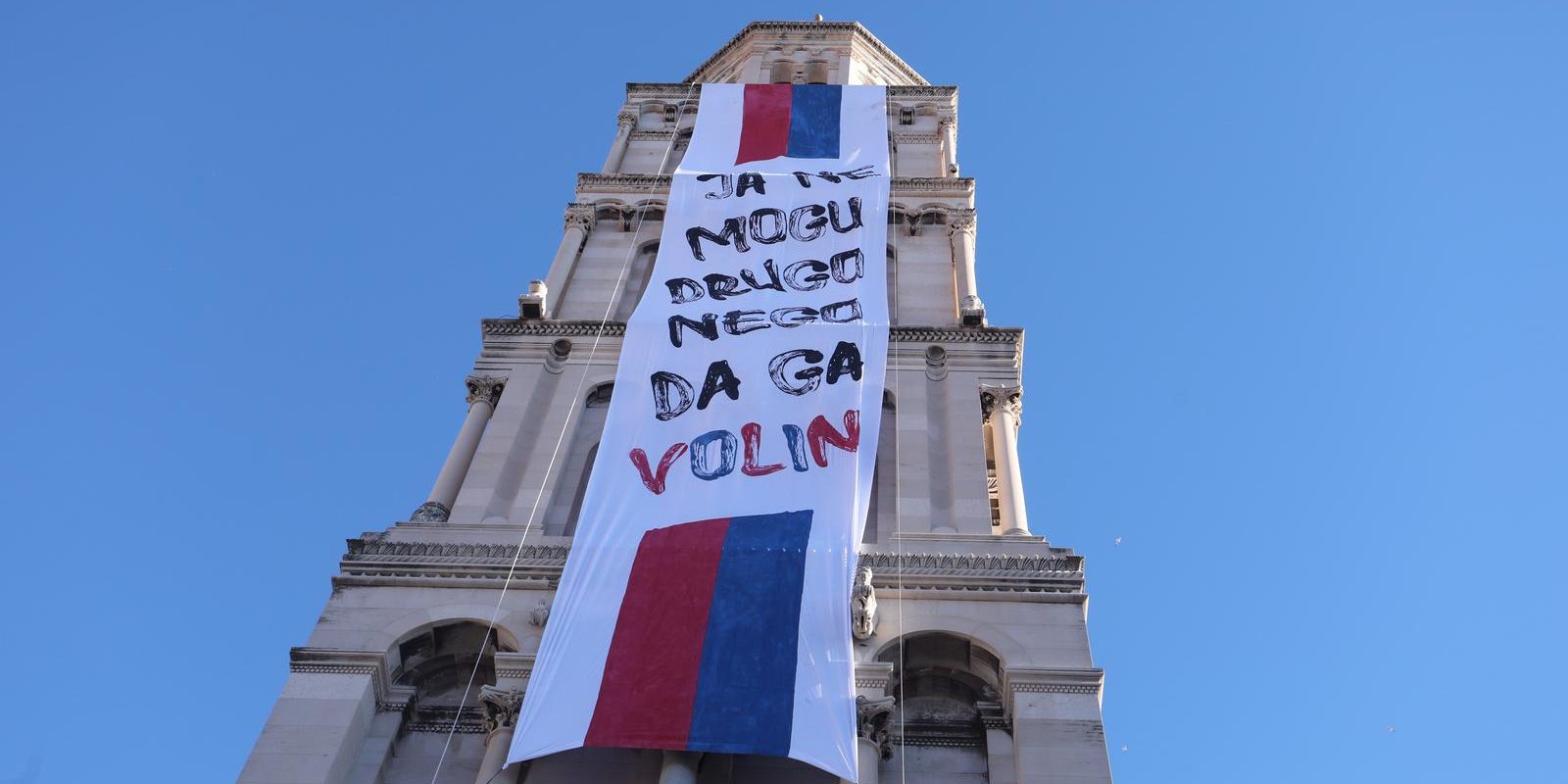Sa zvonika sv. Duje spuštena velika poruka Ja ne mogu drugo nego da ga volin