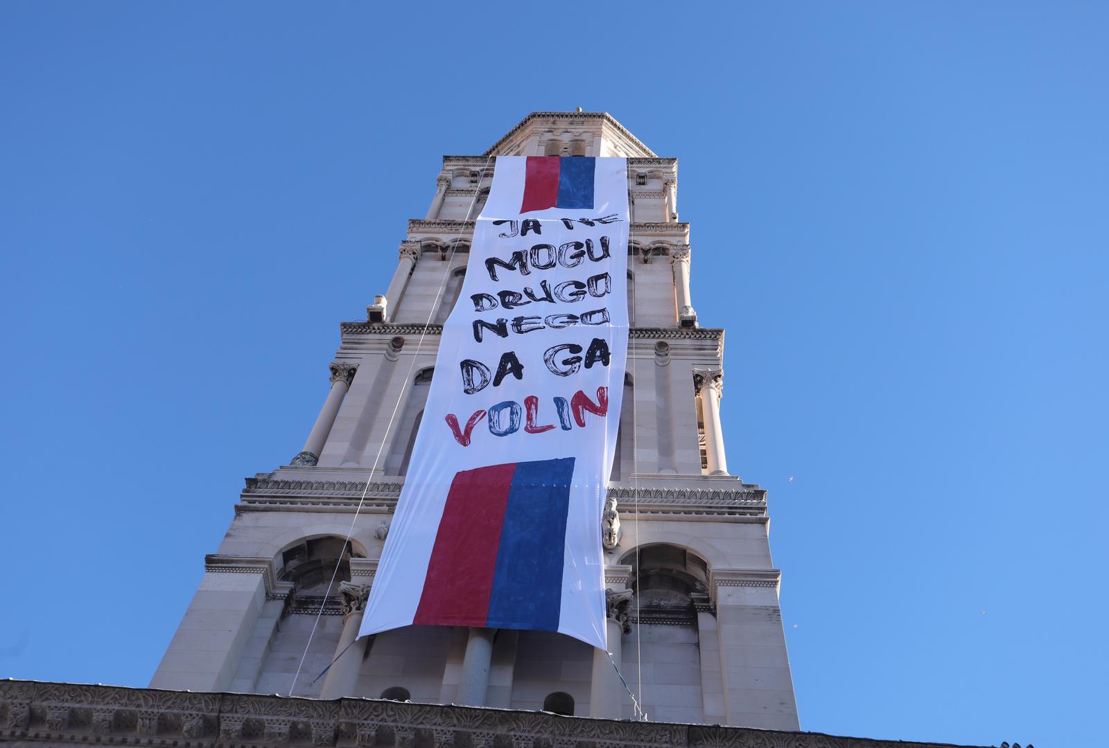 Sa zvonika sv. Duje spuštena velika poruka Ja ne mogu drugo nego da ga volin