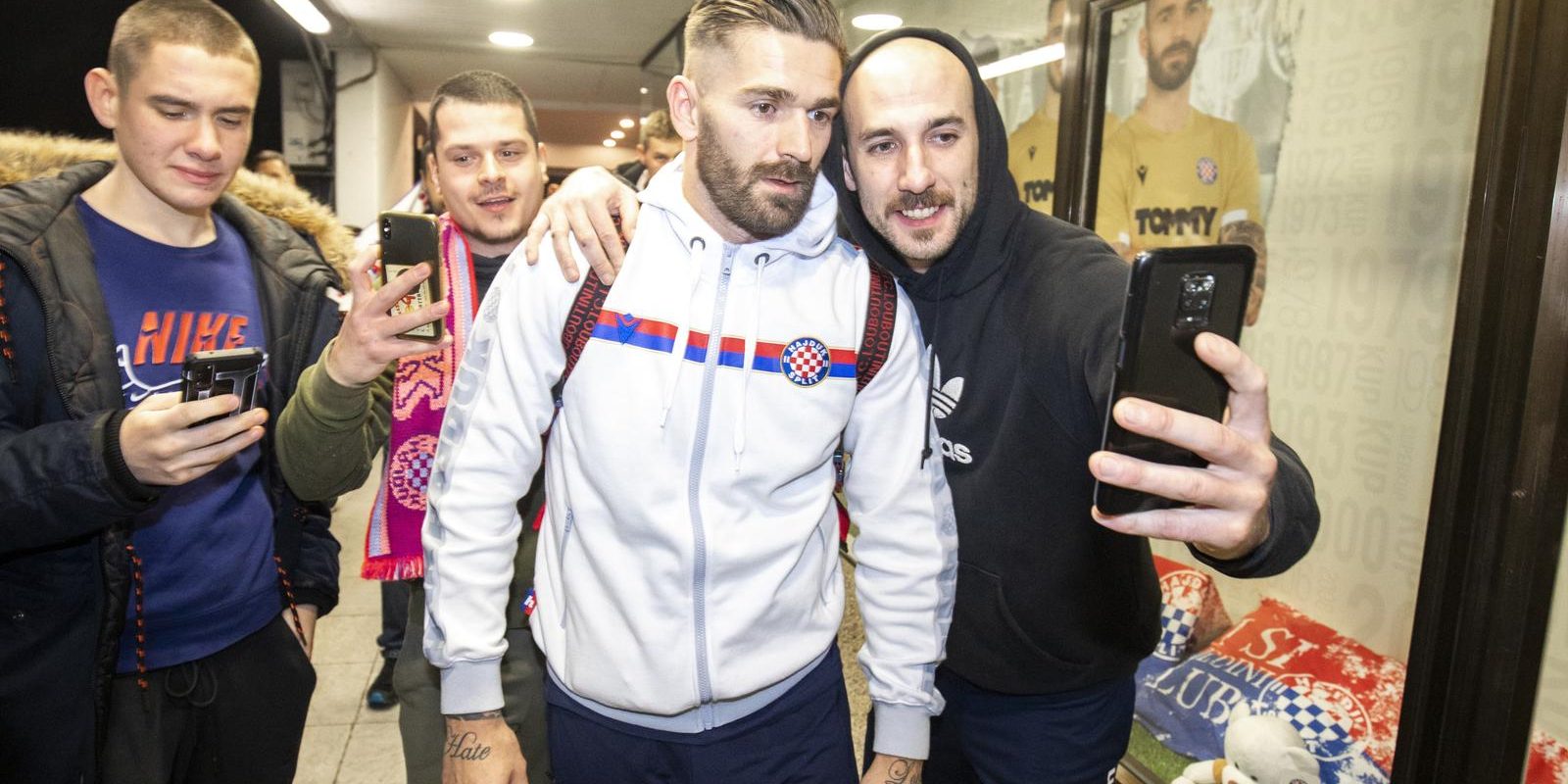 Navijači priredili doček igračima Hajduka koji su slavili u derbiju s Dinamom