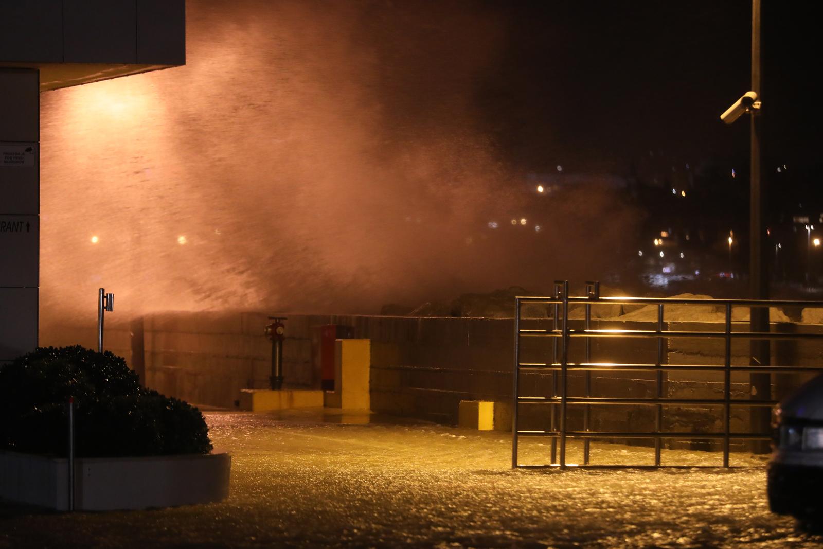 Divljanje juga preko lukobrana splitske ACI marine