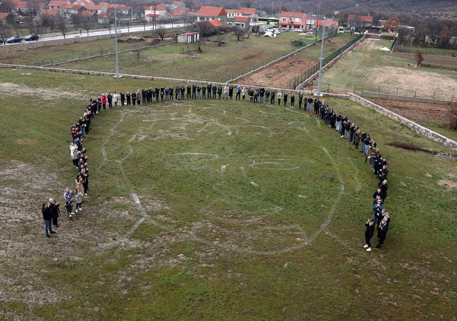 Milenijska fotografija Šime Strikomanapovodom obljetnice prve objave pjesme bojna Čavoglave