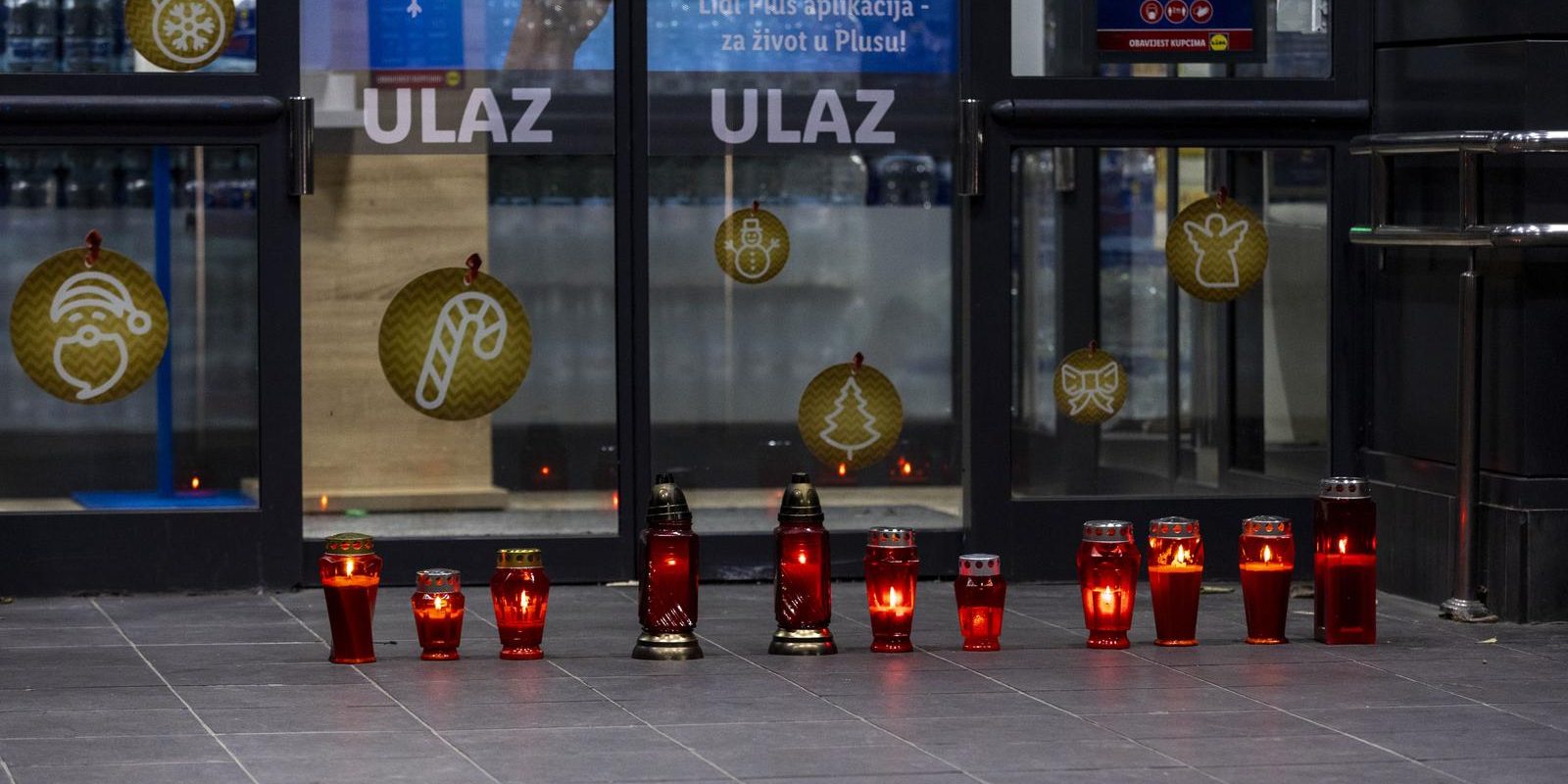 Split: Zapaljene svijeće ispred Lidla u kojemu je ubijena zaposlenica
