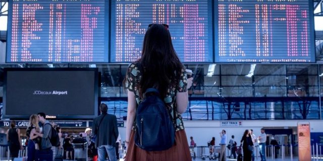 airport-2373727_1280-768×512