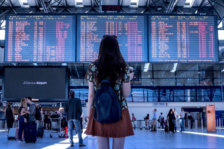 airport-2373727_1280-768×512