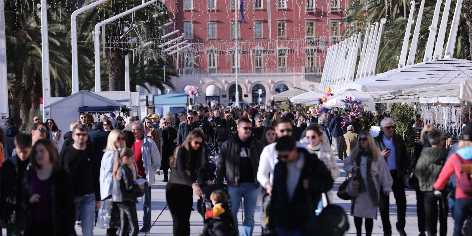 Split: Riva popunjena ljudima koji uživaju u pogledu na more, kavi i suncu