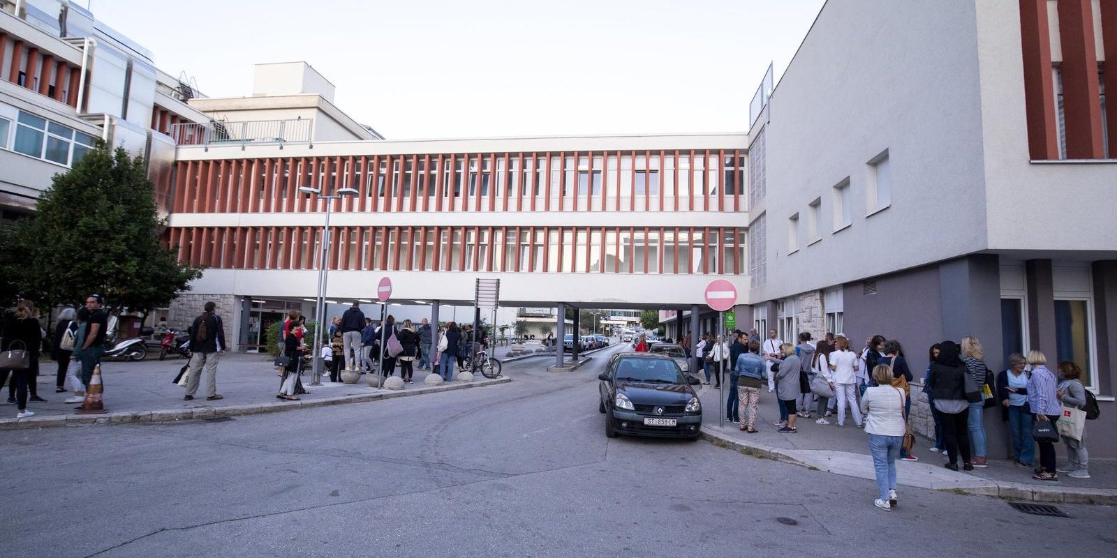 Split: Ispred KBC Split održan prosvjed podrške zdravstvenim radnicima