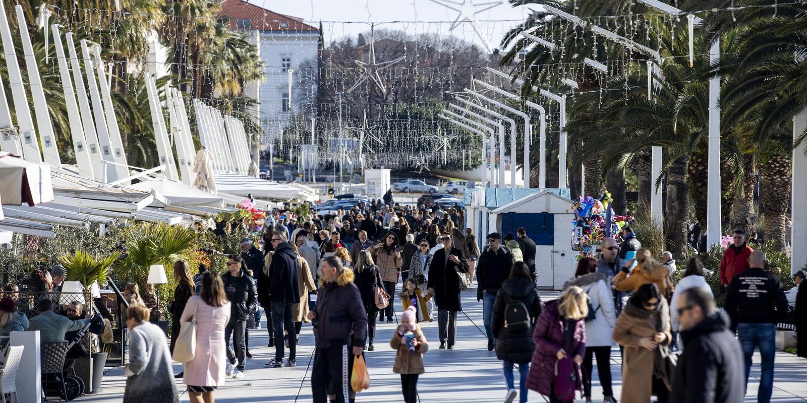 Splićani iskoristili sunčanu subotu za šetnju i ispijanje kave na Rivi