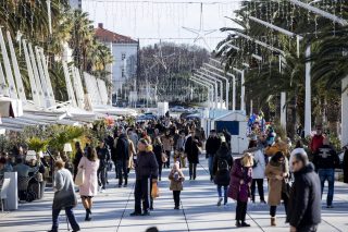 Splićani iskoristili sunčanu subotu za šetnju i ispijanje kave na Rivi