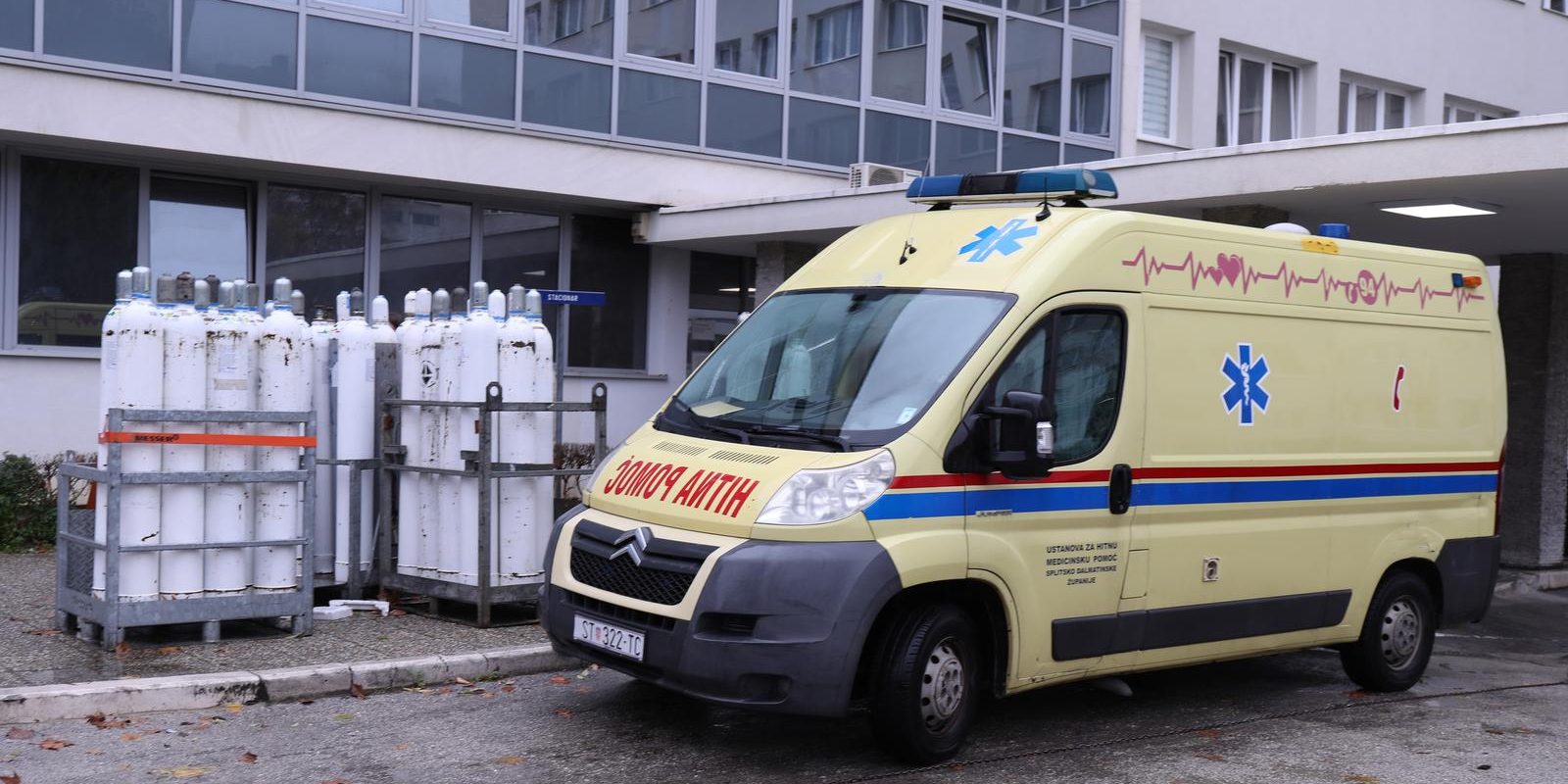 Boce s kisikom ispred KBC-a Split – Križine