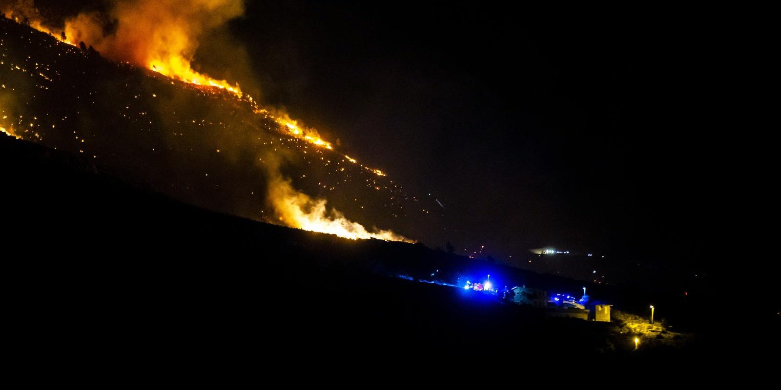 Velik požar planuo je u Lokvi Rogoznici te se širi nošen jakom burom