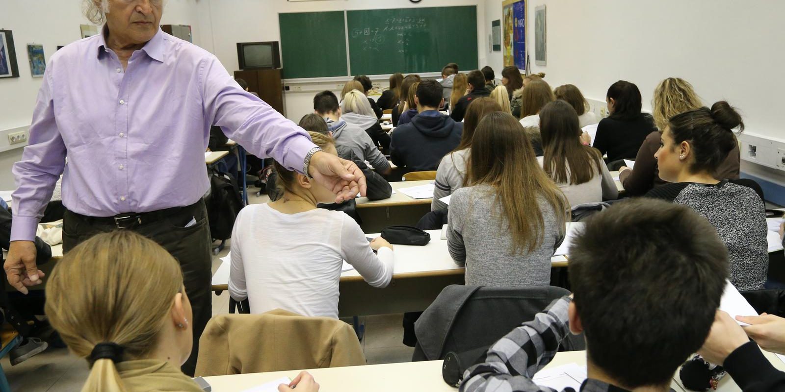 Split: Umirovljeni profesor Vinko Bajrovi? besplatno priprema u?enike za dr�avnu maturu