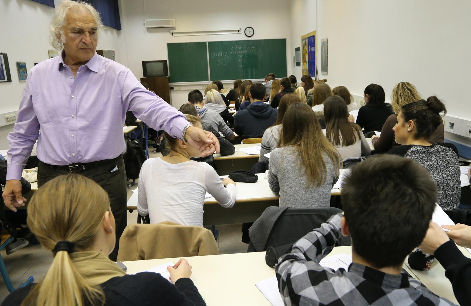 Split: Umirovljeni profesor Vinko Bajrovi? besplatno priprema u?enike za dravnu maturu