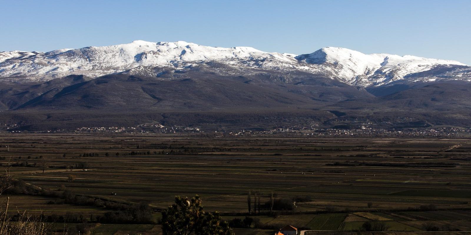 Pogled na Sinjsko polje i snjezne vrhove Kamešnice