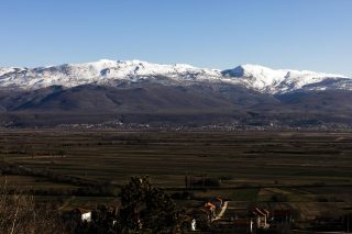 Pogled na Sinjsko polje i snjezne vrhove Kamešnice