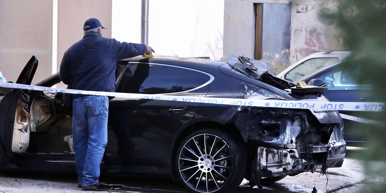 Na parkiralištu u Splitu usred noći gorio Porsche