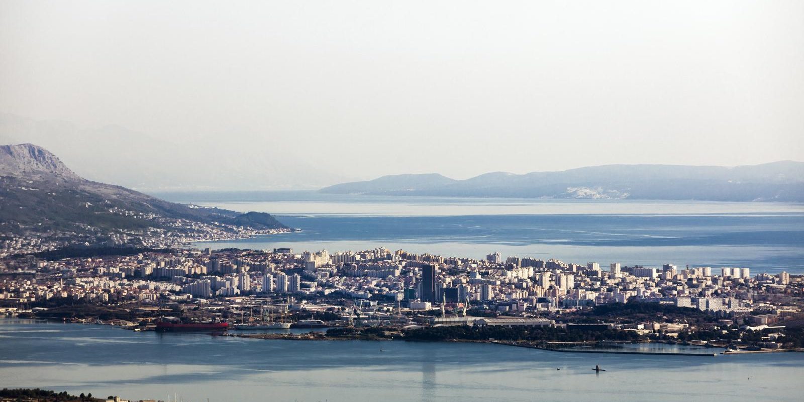 Pogled na Split i Kaštel s prijevoja Malačka