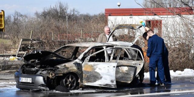 Nedaleko benzinske postaje u Vrpolju zapalio se automobil, vozačica ozlijeđena