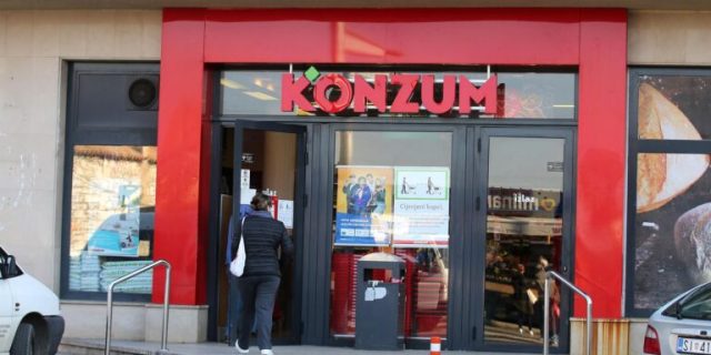 Šibenik: Konzum plakatima upozorava kupce da se pridržavaju zaštitnih mjera