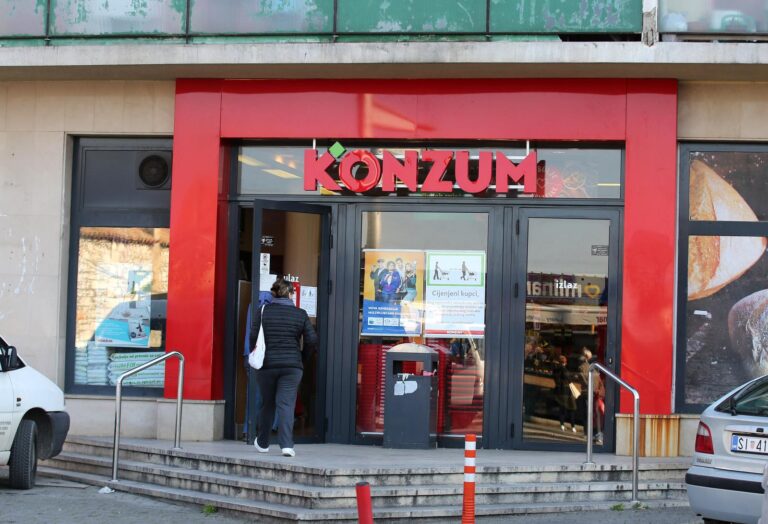 Šibenik: Konzum plakatima upozorava kupce da se pridržavaju zaštitnih mjera