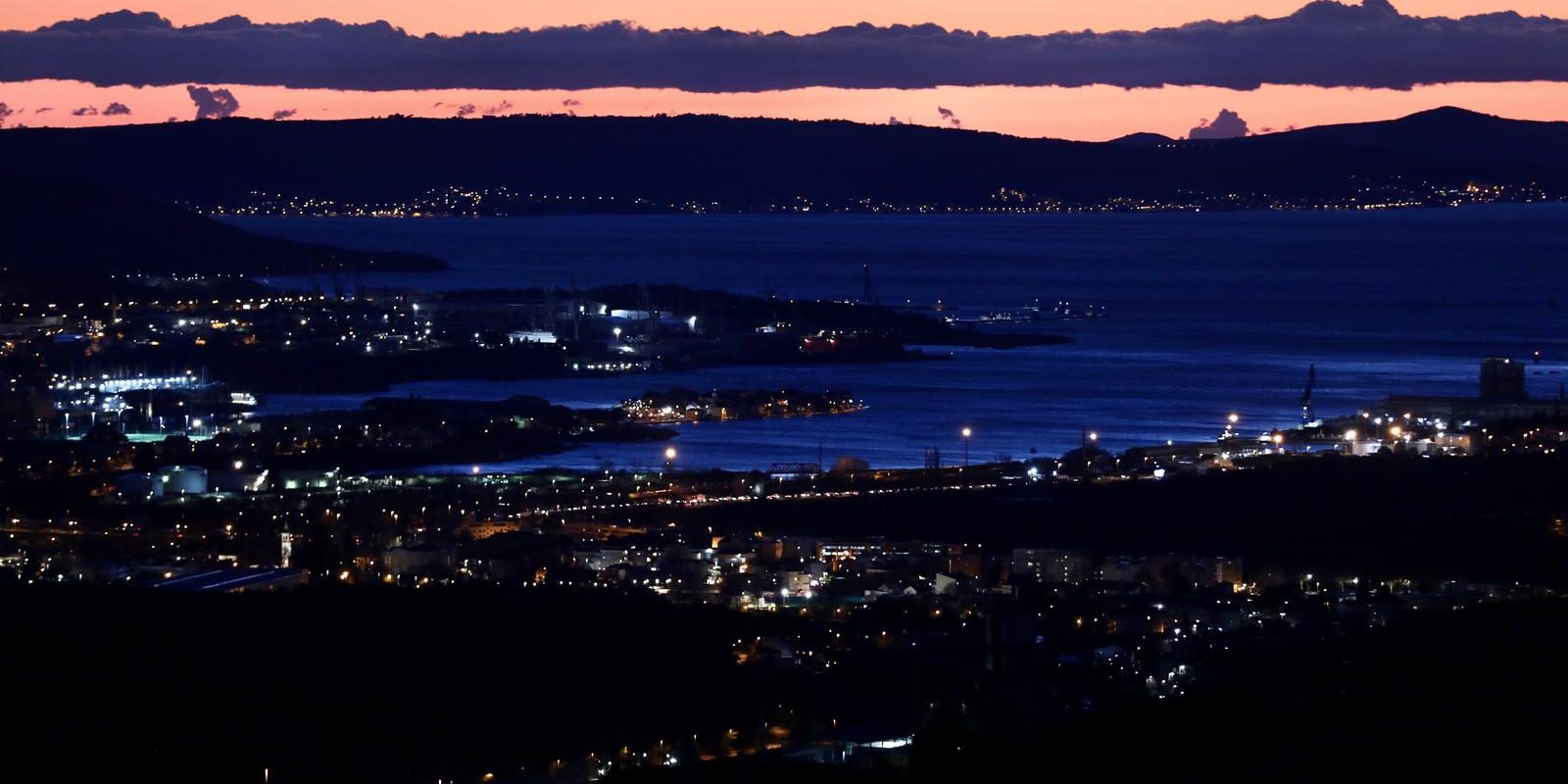 Split: Pogled na Kaštelanski zaljev u zalazak sunca