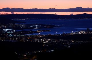 Split: Pogled na Kaštelanski zaljev u zalazak sunca