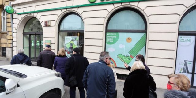 Zagreb: Građani pohrlili u Sberbanku, rusku banku koja se našla na udaru američkih sankcija