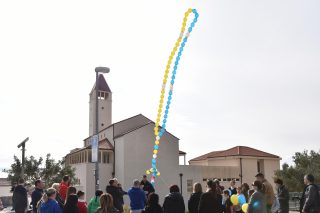 Makarska: Puštanje u zrak krunice od balona u bojama ukrajinske zastave kao gesta protiv rata u Ukrajini