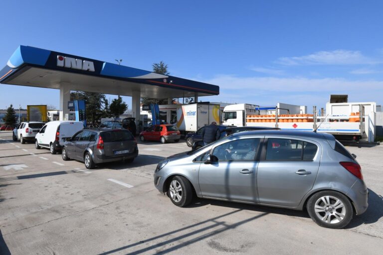 Gužve na benzinskim postajama zbog najavljenog poskupljenja naftnih derivata