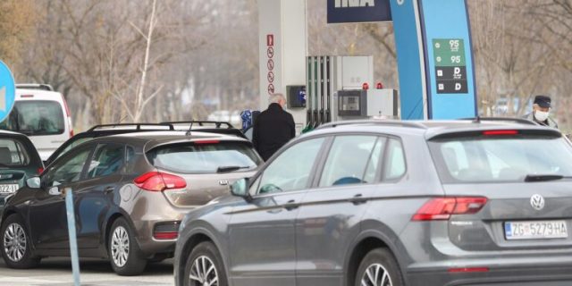 Zagreb: Gužva na benzinskoj postaji zbog najave poskupljenja goriva