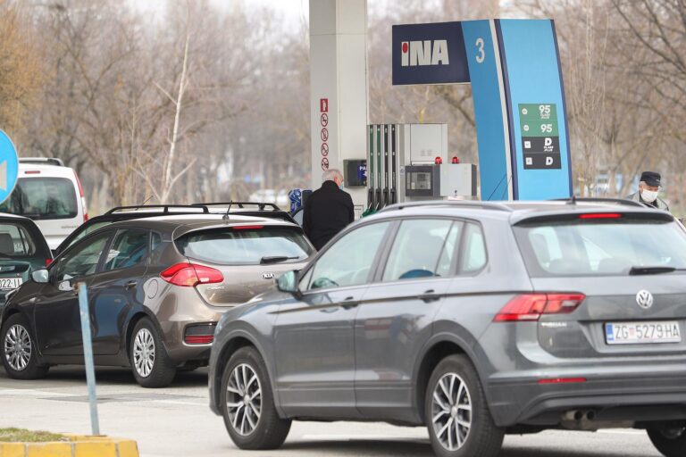 Zagreb: Gužva na benzinskoj postaji zbog najave poskupljenja goriva