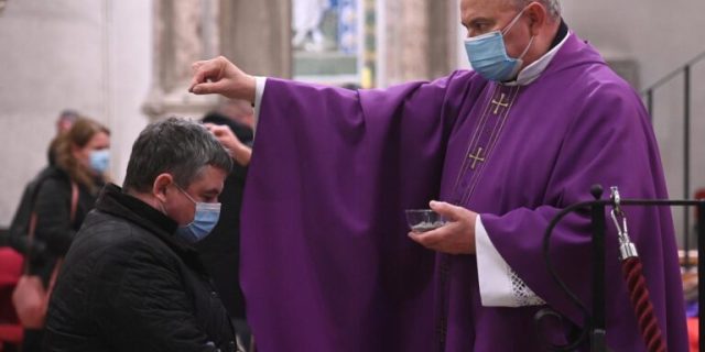 Zadar: Josip Lenkić predvodio obred pepeljenja u katedrali svete Štosije