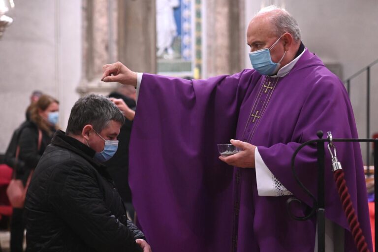 Zadar: Josip Lenkić predvodio obred pepeljenja u katedrali svete Štosije