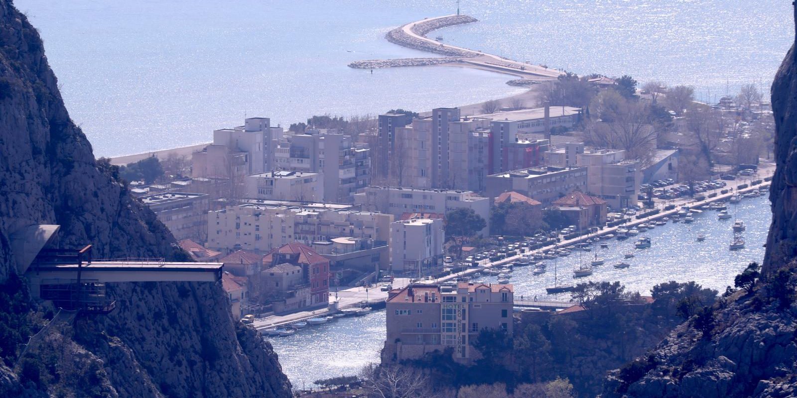 Pogled na gradilište mosta preko Cetine na omiškoj obilaznici