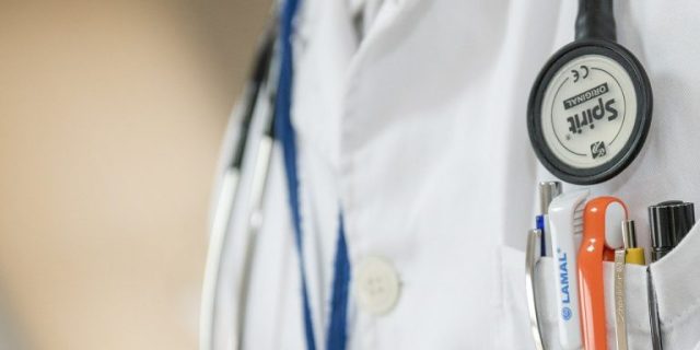 doctor-563428_1280-768×512