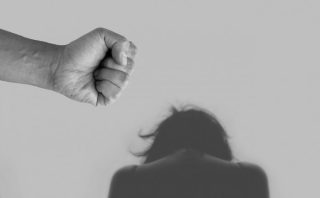 violence-against-women-4209778_1280-696×431
