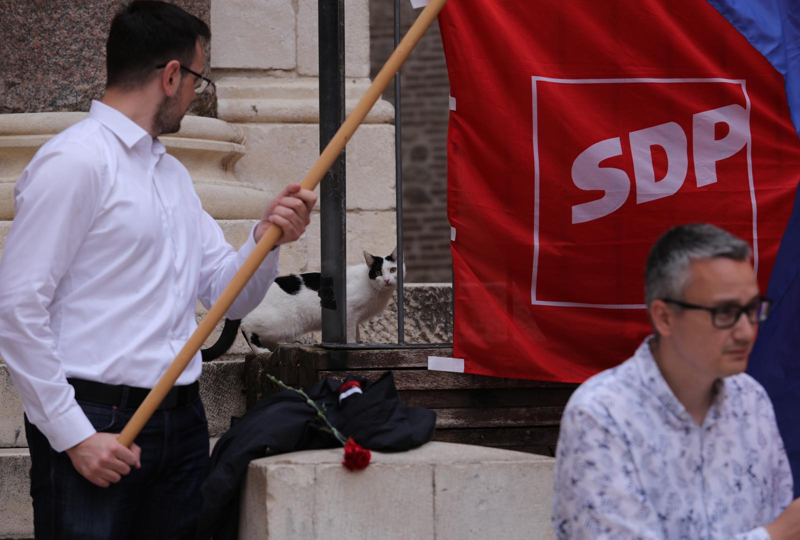 Split: Čelnici splitskog SDP-a i Stranke umirovljenika dijelili su karanfile