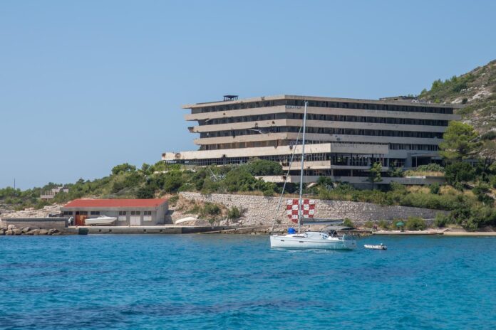 Plaža i bivši turistički kompleks u Kuparima